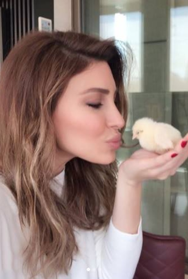 يارا تبدأ يومها بقبلة صباحية للصوص الظريف "مستر شيك"!