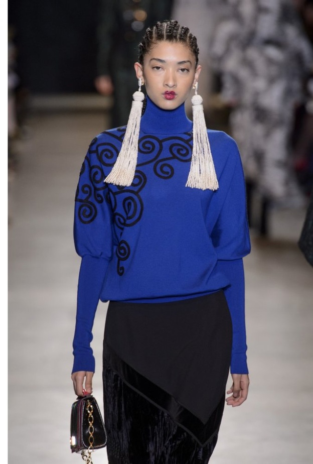 قماشة مميّزة ويمكنك تنسيق البلوزة مع أي قطعة أخرى من الأسفل، من دار كريستيان ديور