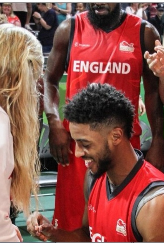 اثناء طلب يد حبيبته