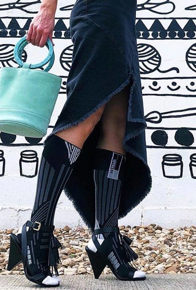 حقائب نسائية بمسكة معصم اليد