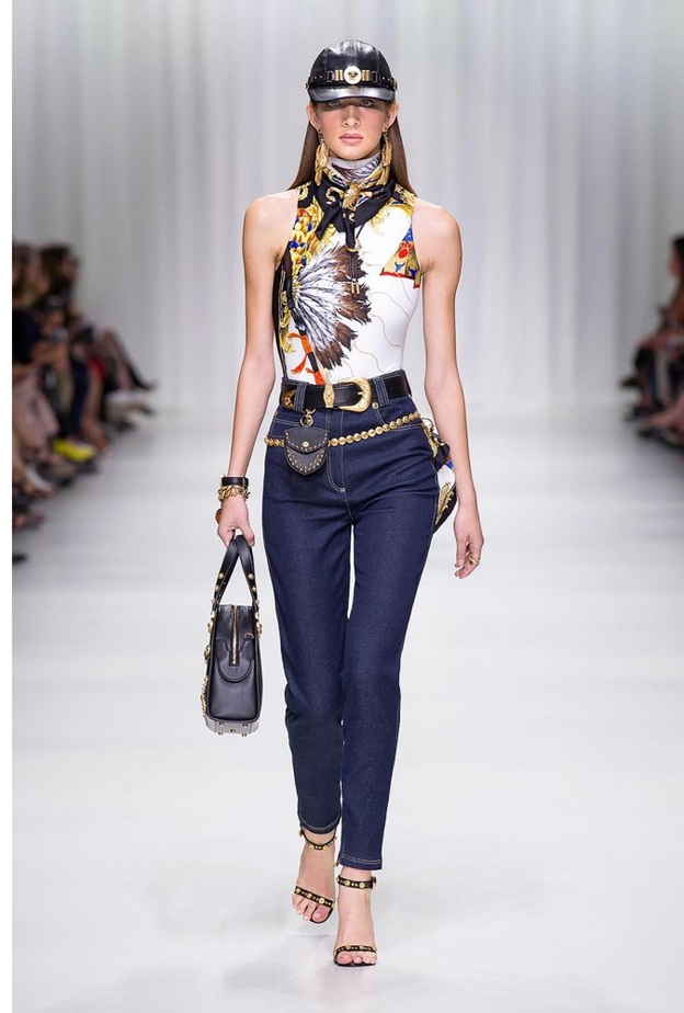 موضة القميص الكلاسيكية مع الجينز الغامق للصبايا من Christian Dior