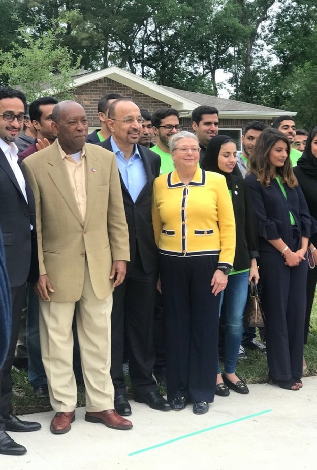 محمد بن سلمان يتوسط الطلبة السعوديين الذين شاركوا في عمليات الاغاثة