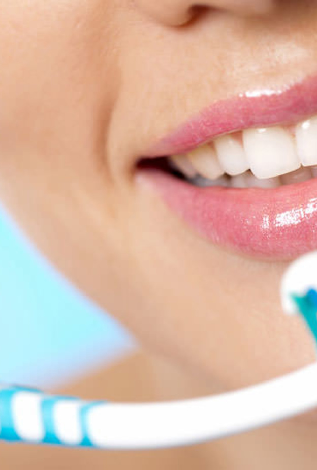 تنظيف الأسنان بعد تناول الطعام مباشرة ضار