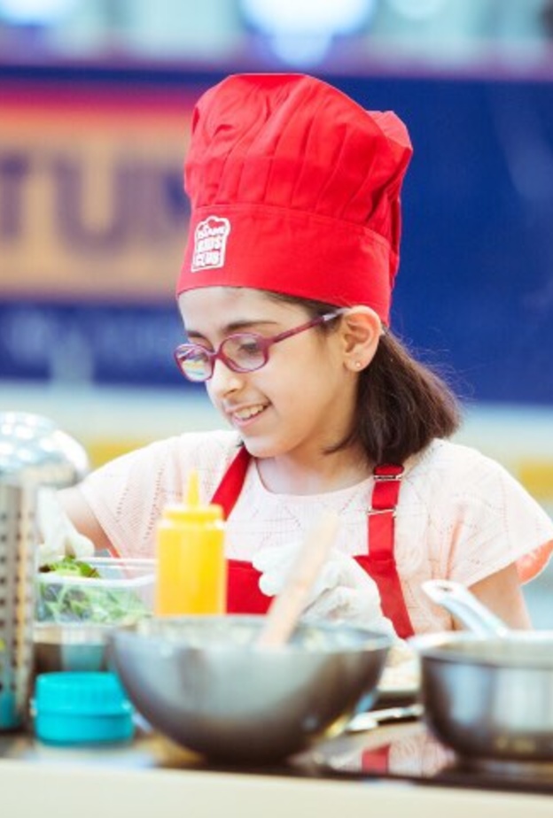 الطفلة الإماراتية عائشة العبيدلي تحصد لقب مسابقة "كيدزانيا" لأفضل شيف صغير