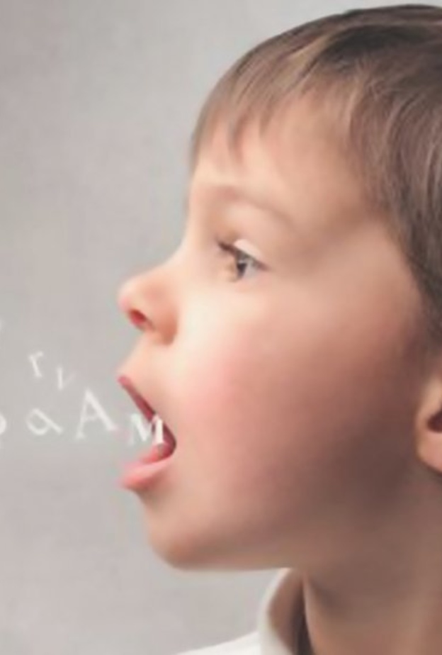 تنمية مهارات الكلام وتفادي مشكلة التلعثم تبدأ أثناء الحمل والشهور الأولي بعد الولادة لتتطور مع مراحل النمو وليس غير ذلك.