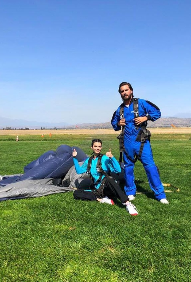 كيندال جينر لحظة هبوطها بالمظلة .. حيث تجرأت بالقفز الهوائي