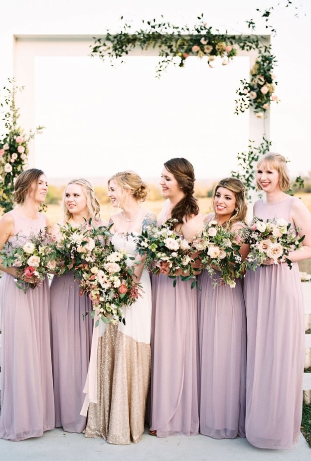 الوصيفات يساعدن العروس في تحضير نفسها