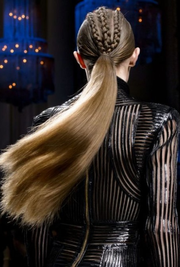 تسريحات شعر ذيل الحصان مع الضفائر بأسلوب Balmain 
