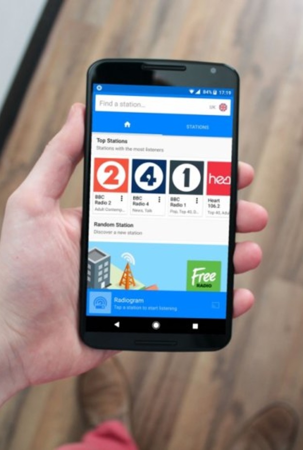 يمكنك التطبيق من الدخول إلى أي محطة راديو حول العالم مجانا.