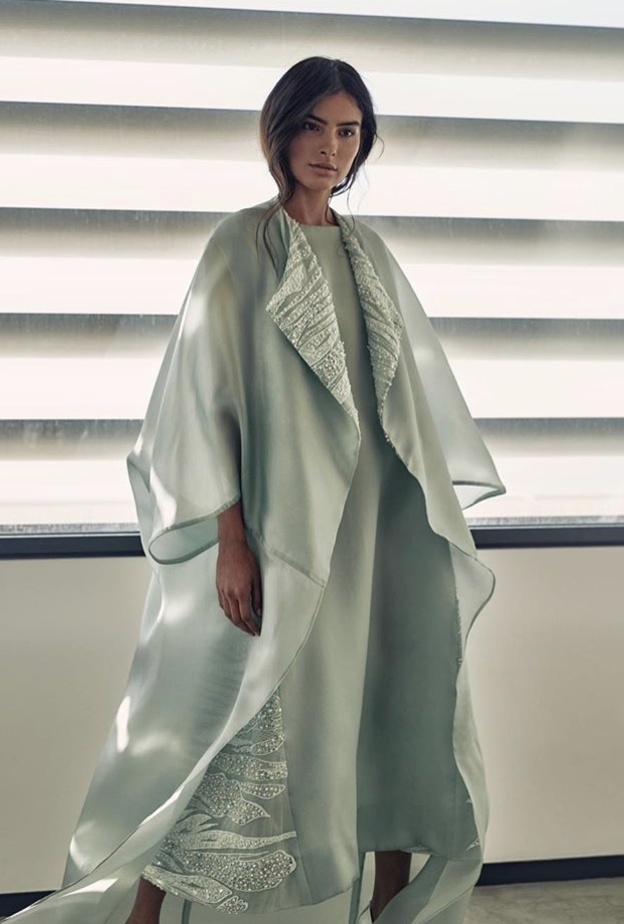 عبايات بالوان باستيلية وترابية من تصميم Nuna Atelier