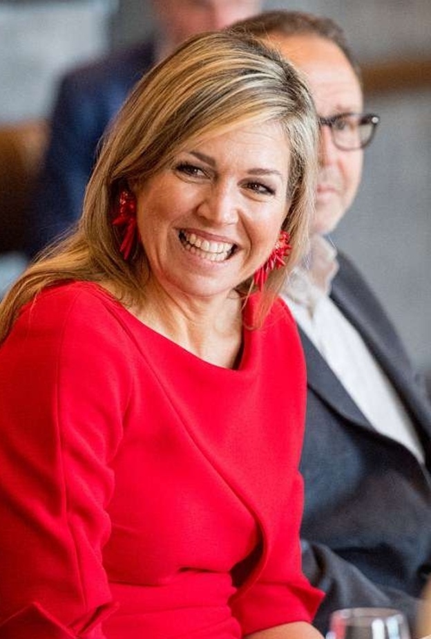 الملكة ماكسيما في إطلالة أنيقة باللون الأحمر