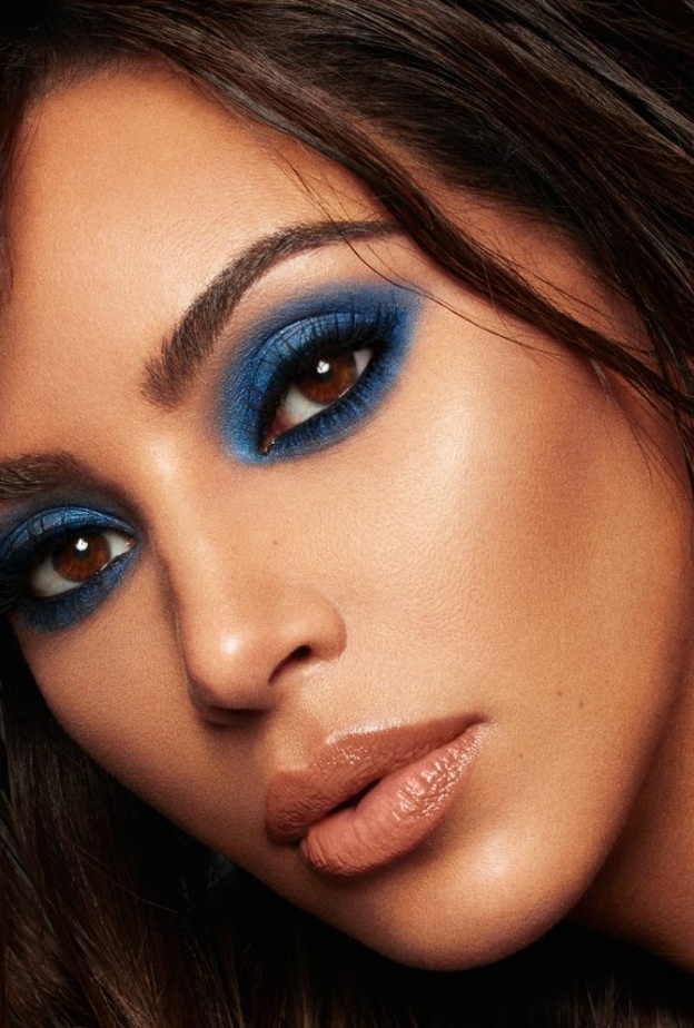 مكياج أزرق يناسب العيون العسلية