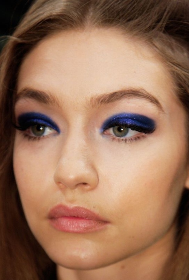 مكياج عيون سموكي بالوان البحر مع الرسمات المربعة والعصرية.