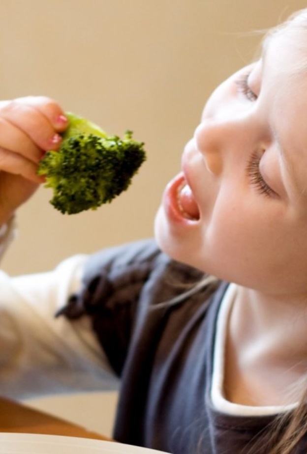 تعليم الطفل آداب المائدة مبني على تقليد الآخرين وليس إلقاء الأوامر عليهم انتبهوا لذلك