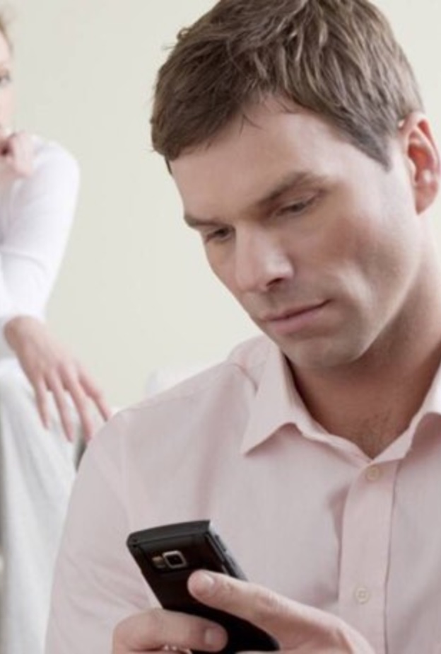 كيفية اكتشاف خيانة الزوج من تصرفاته على واتساب 