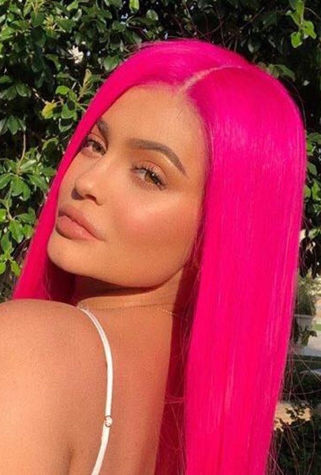 الوردي الفاقع اختيار كايلي جينر للون شعرها الجديد!