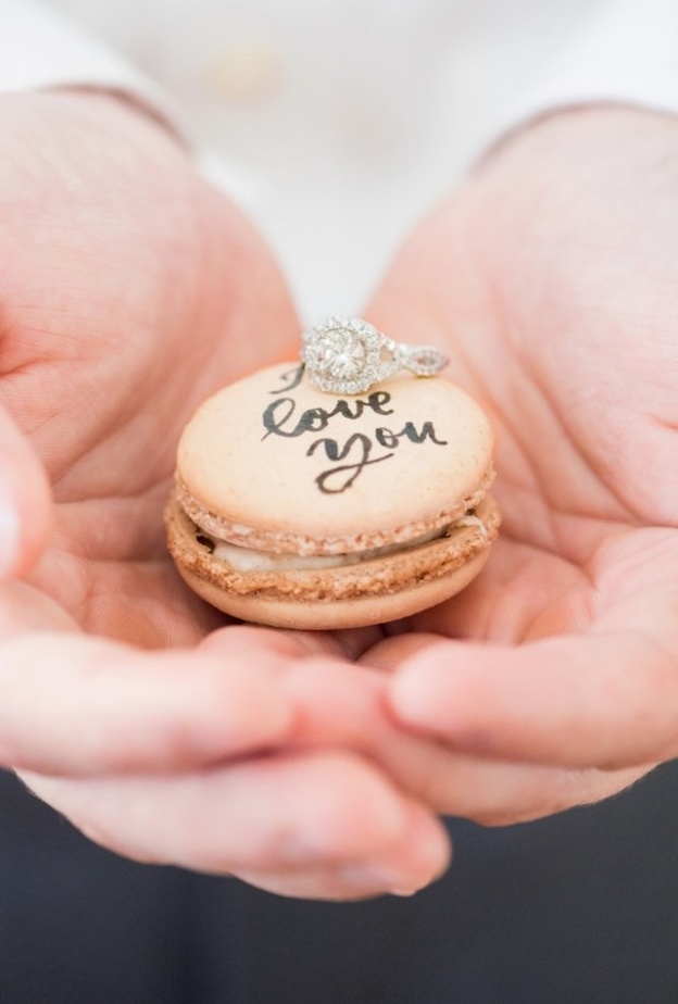 طاولة الحلويات مزينة بحلويات الماكرون