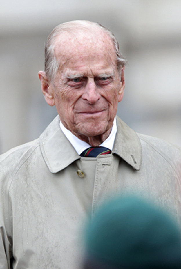 الأمير فيليب يغادر المستشفى بعد جراحة ناجحة في الورك