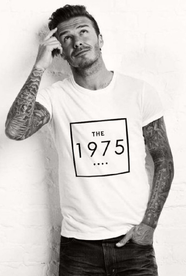 التيشرت السادة أساسي في خزانة كل شاب لسهولة تنسيقها في العديد من الاطلالات