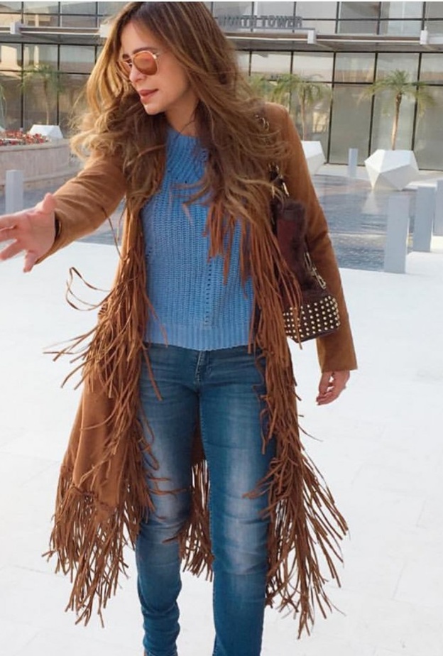 كارول سماحة ترتدي بناطيل الجينز الممزقة