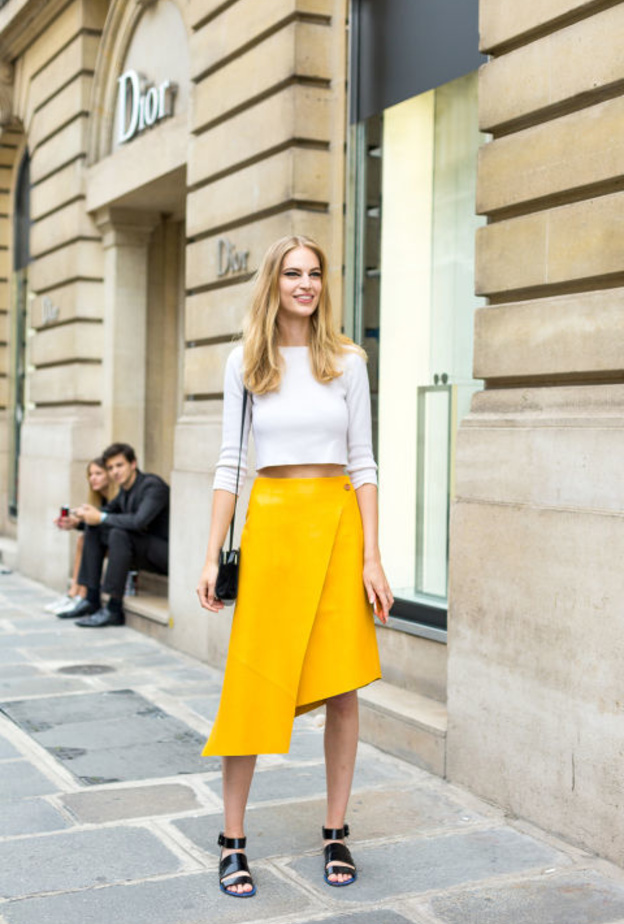 اختاري تنورة باللون الأصفر ونسقيها مع توب بيضاء لاطلالة ناعمة