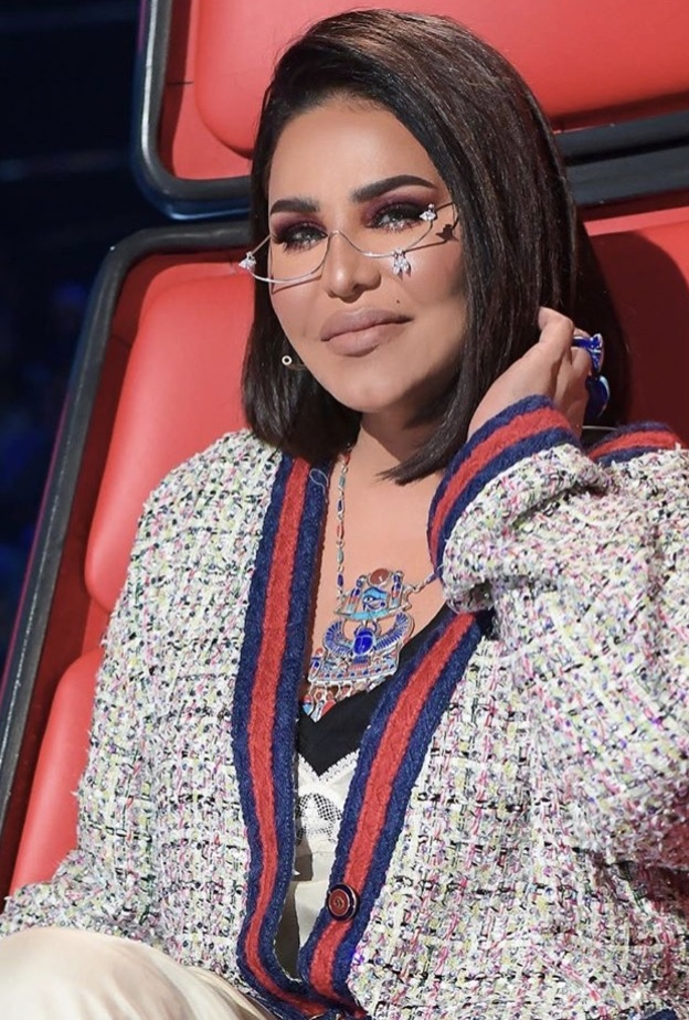 احلام تشغل الجمهور بنظاراتها الغريبة