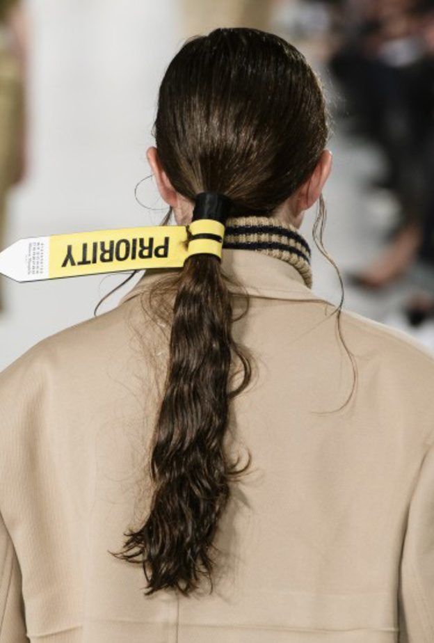 اكسسوارات شعر ذيل الحصان مع الربطات المثيرة للجدل من Ulla Johnson