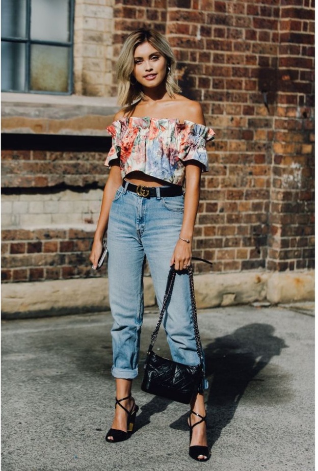 الجينز القصير مع الأرجل الواسعة أبرز صيحات الموضة.