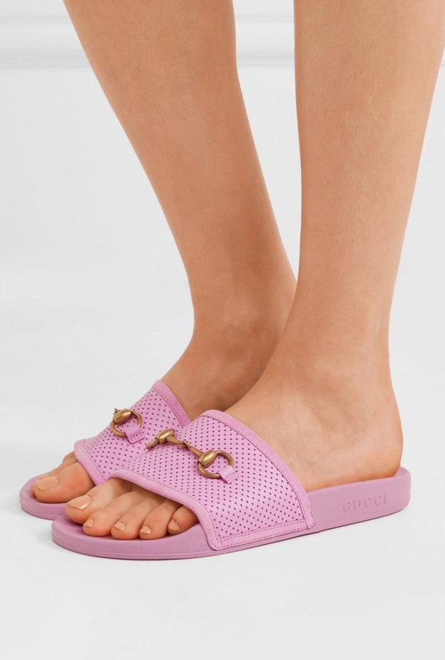 حذاء مسطح مع الريش من MIU MIU