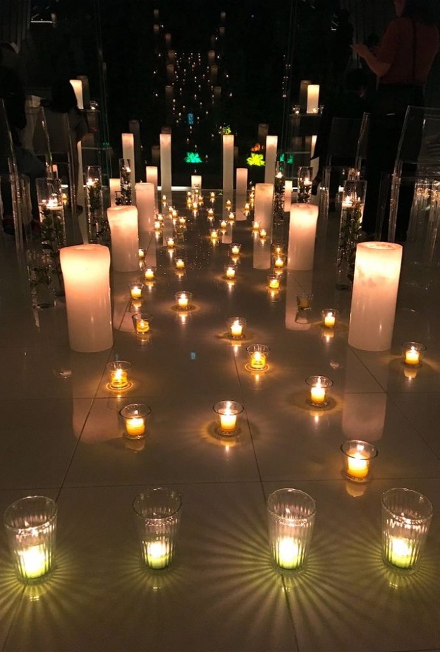 شموع تزين مكان الحفل
