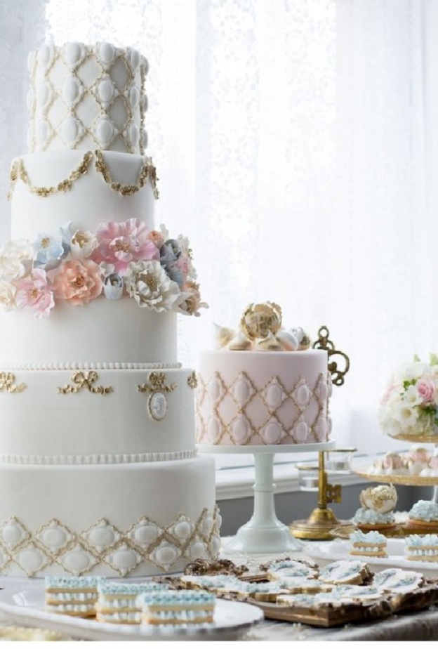 _كيك اعراس ابيض يحمل الكثير من الفخامة