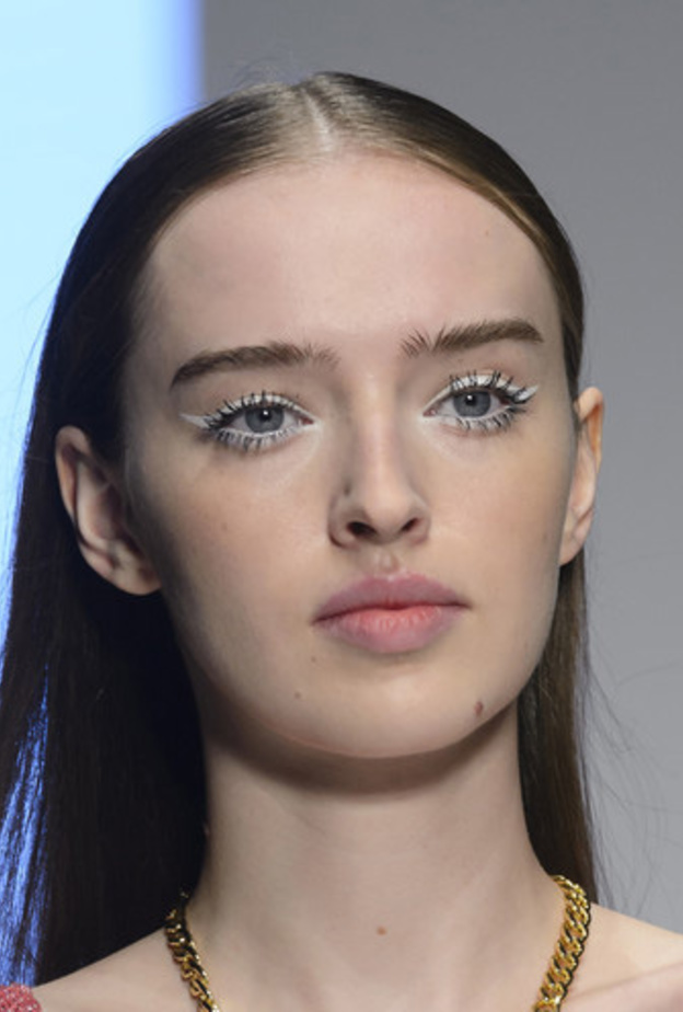 رسمات آيلاينر بيضاء مع الخطوط السوداء المجنحة