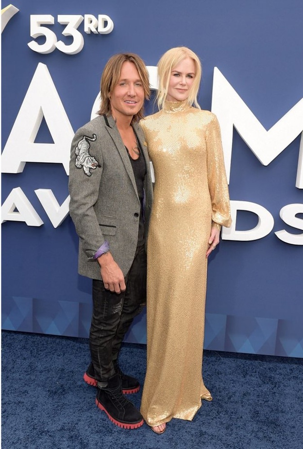 ليندسي فون فاجأت الحاضرين بفستان الاصفر الذي تألف من تنورة ضخمة وجزء علوي بياقة عالية.