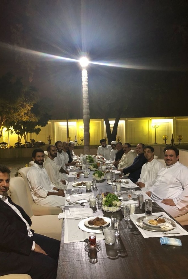 صورة: القادة العرب يستمتعون بوجبة عشاء بسيطة عقب انعقاد مؤتمر قمة الظهران 