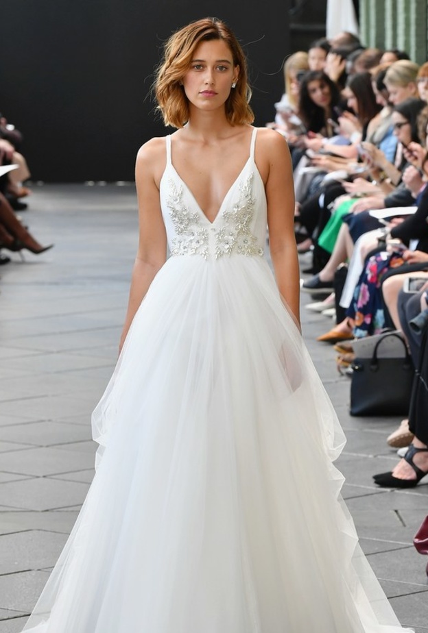 عرض أزياء مجموعة Amsale للعرائس لربيع وصيف عام 2019