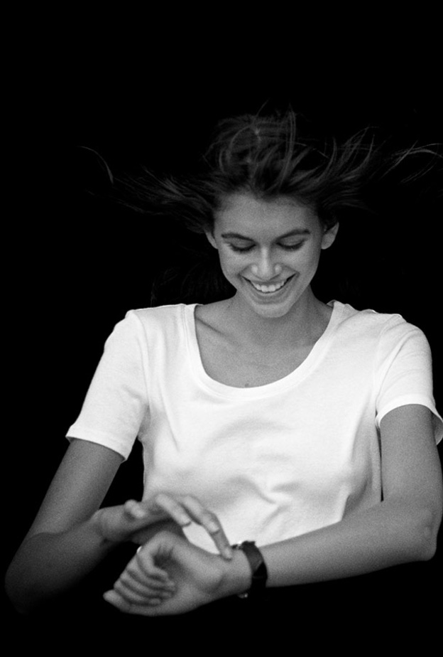 ساعة تريزور – علبة قطر 36 ملم مصنوعة من ذهب سيدناTM عيار 18 قيراط مع مينا أوبالين فضي وسوارة رمادية.