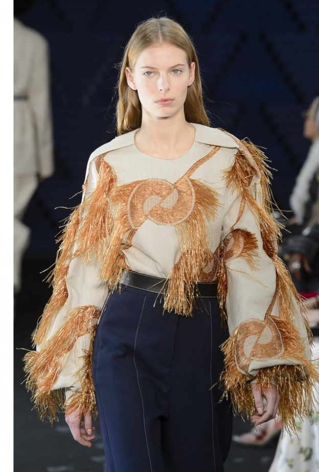 roksanda نسّقيها مع الدّينيم الغامق.