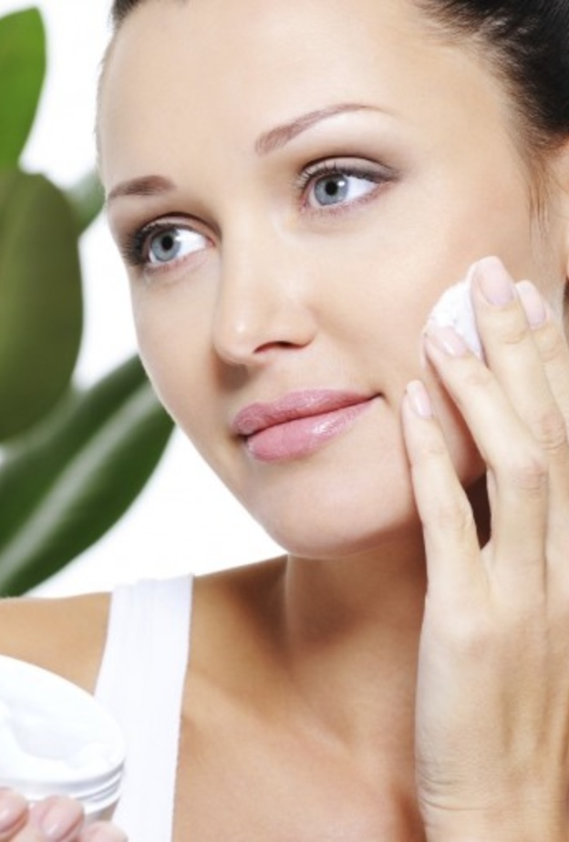 ترطيب البشرة من طرق الحد من الاكزيما الدهنية
