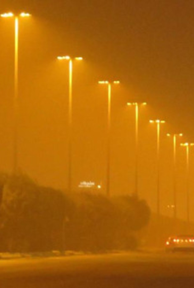 الصورة الرئيسية - الغبار يغطي سماء الرياض ويعلق الدراسة