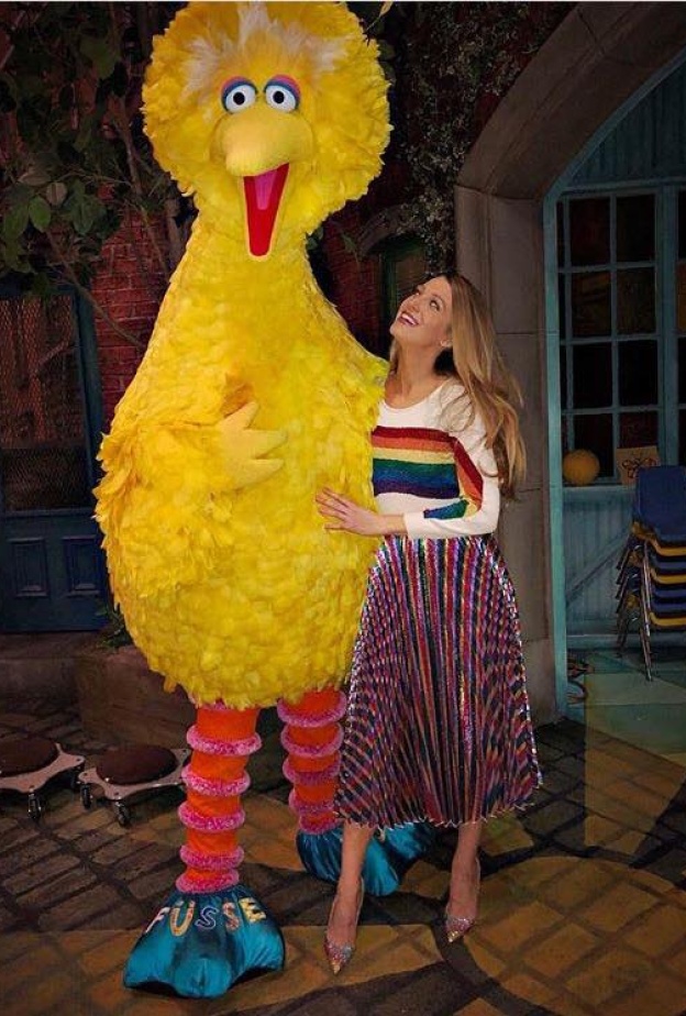 بلايك لايفلي بصورة طريفة مع إحدى شخصيات برنامج سمسم ستريت