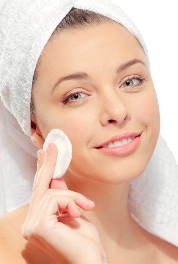 طبقي هذه الخطوات لتبقي بشرتك صحية أثناء النوم