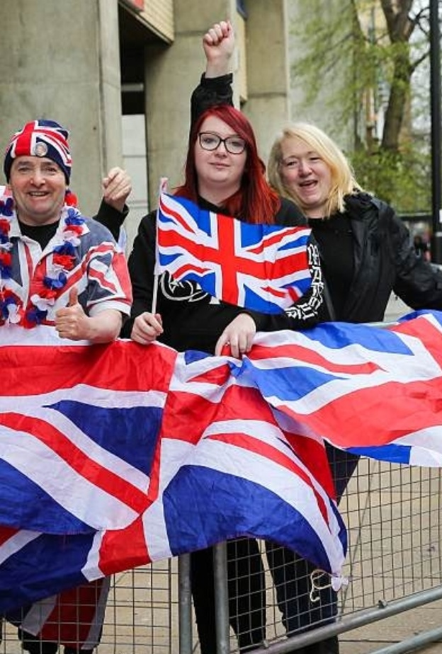 معجبون يخيمون أمام مستشفى سانت ماري انتظارا لولادة الطفل الملكي