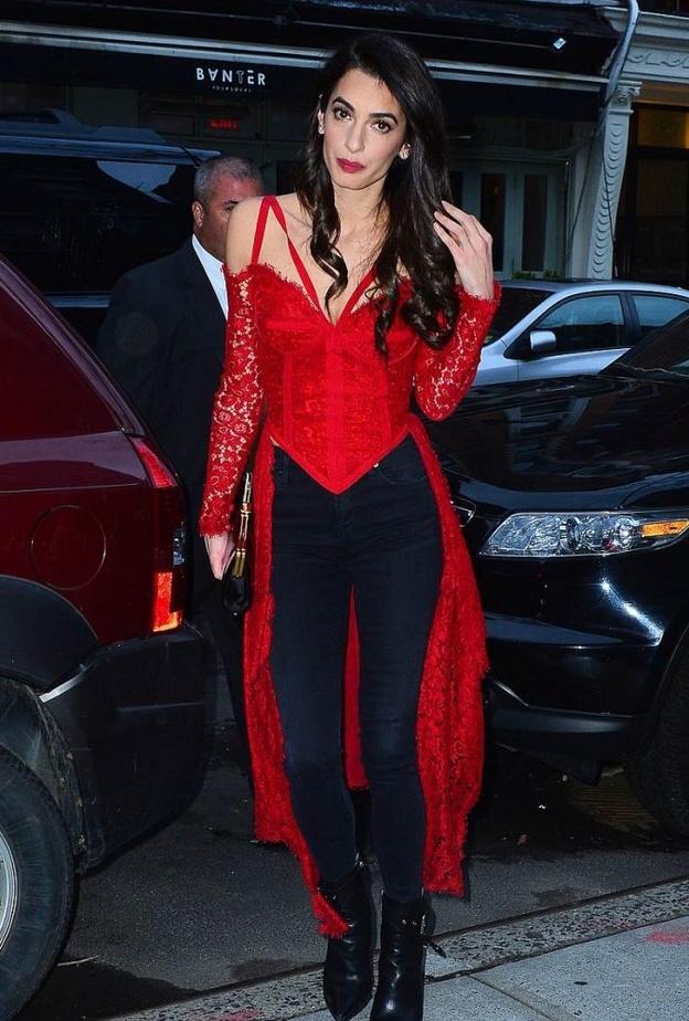 أمل كلوني تختار الكورسيه الاحمر مع الاكتاف المكشوفة