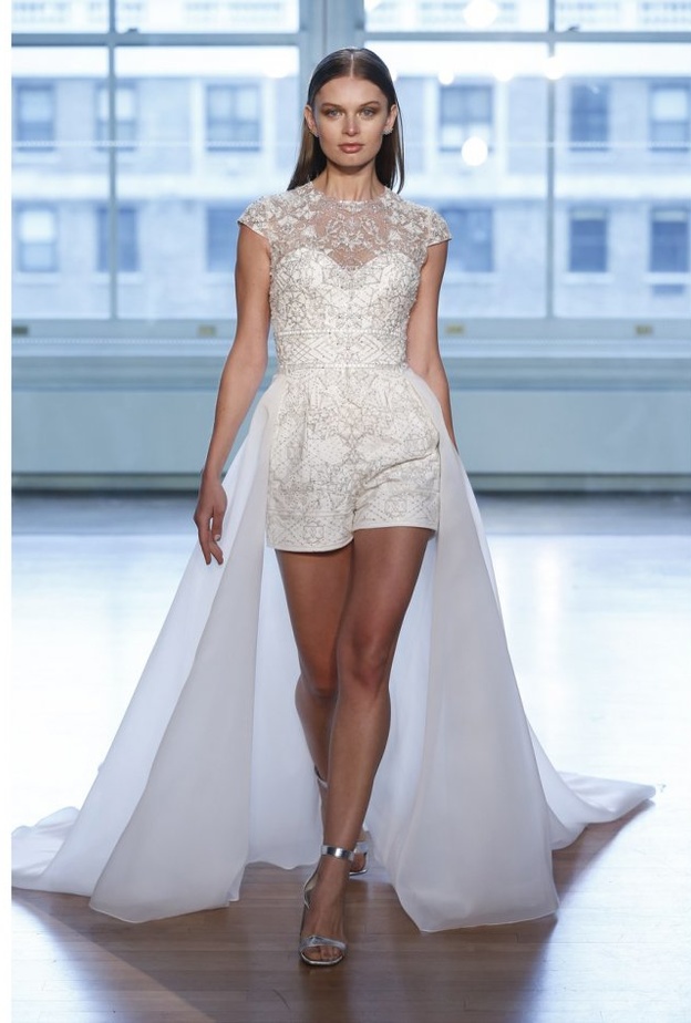 فستان باللونين الابيض والفضي