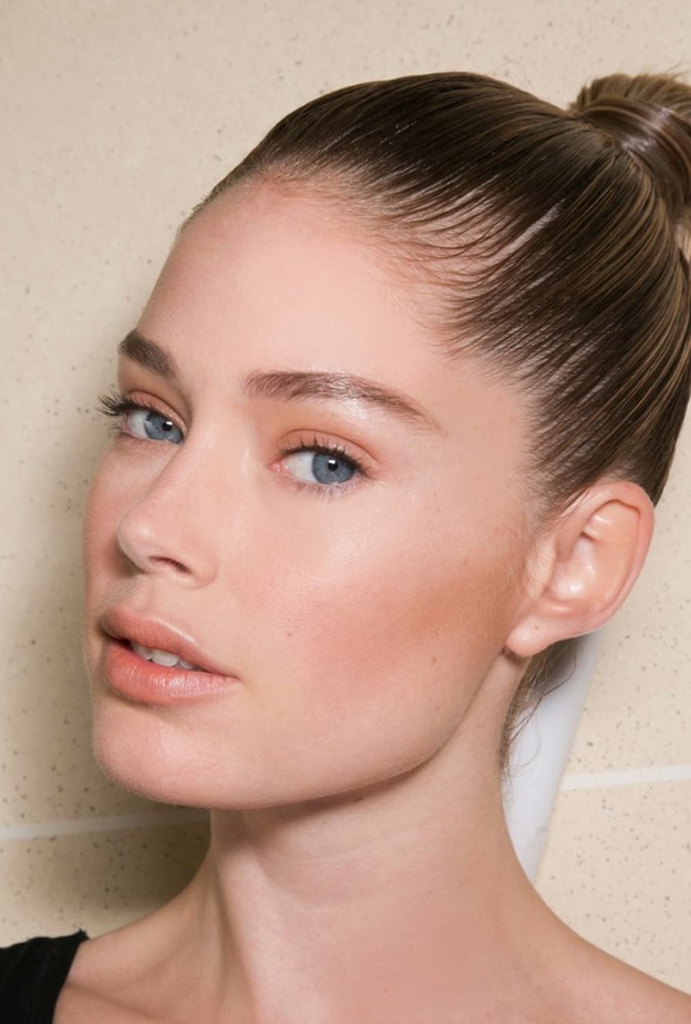 تعلمي طريقة تنسيق المكياج المناسب مع الوان الملابس 