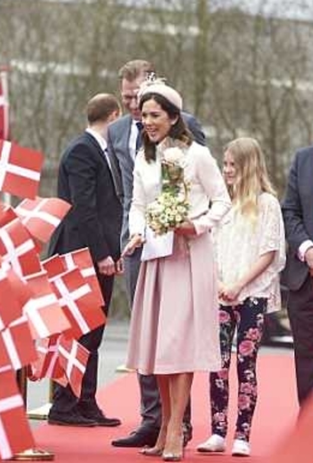 الأميرة ماري في إطلالة وردية أنيقة