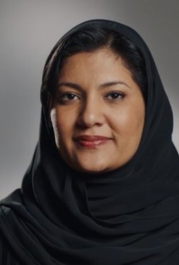 الأميرة ريما أثناء حضور العرض السينمائي الأول في السعودية.