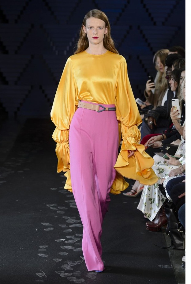اغرب ملابس النساء من اسبوع الموضة في لندن من دار Mulberry