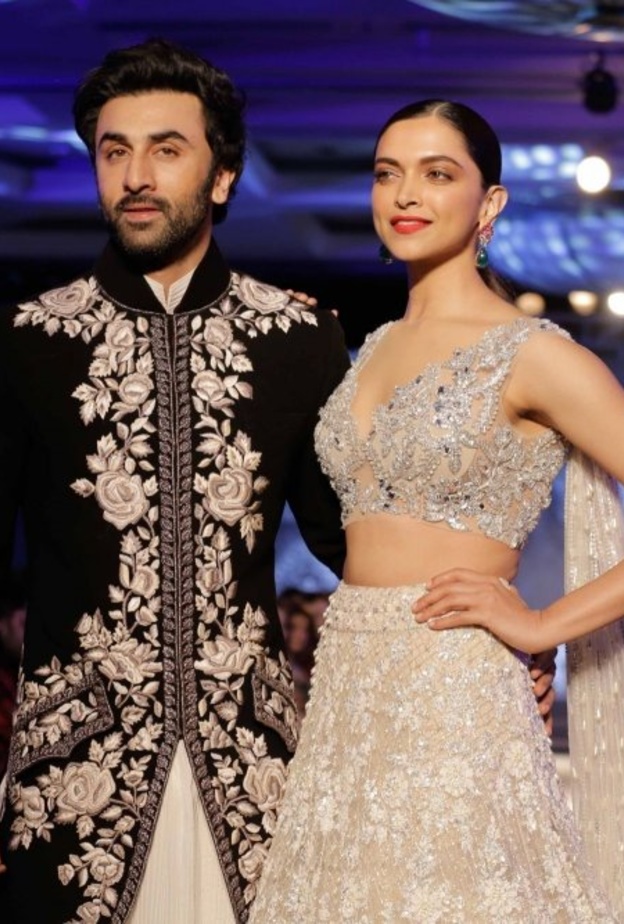 مشاهير ونجوم حضروا عرض أزياء Mijwan 