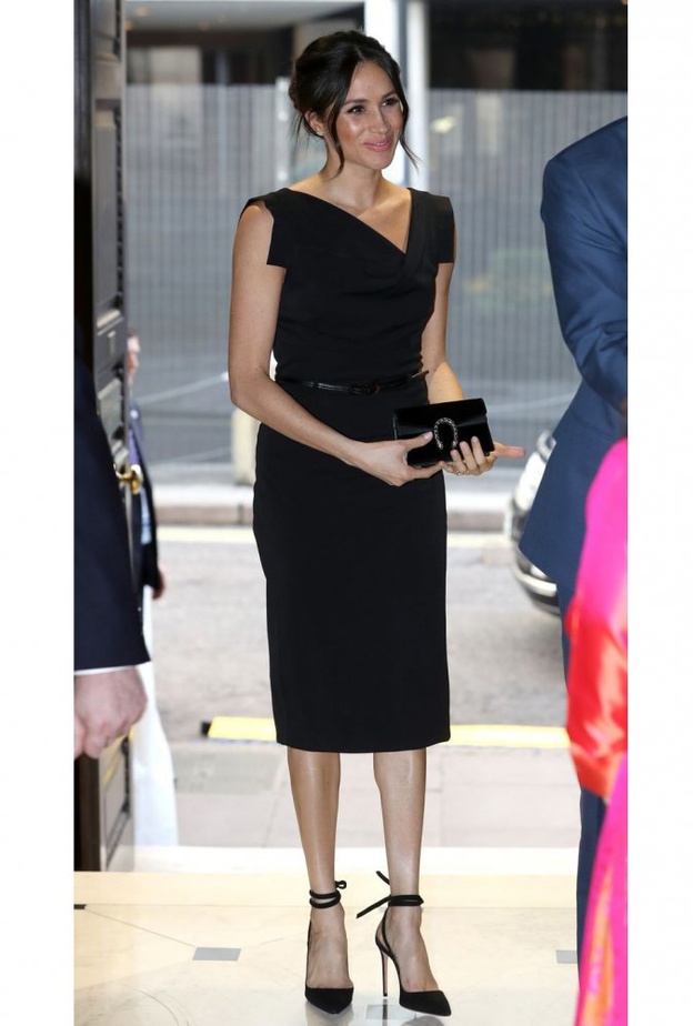 فيكتوريا بيكهام Victoria Beckham ترتدي تصاميم باللون الابيض مع الحذاء البنفسجي الفاتح